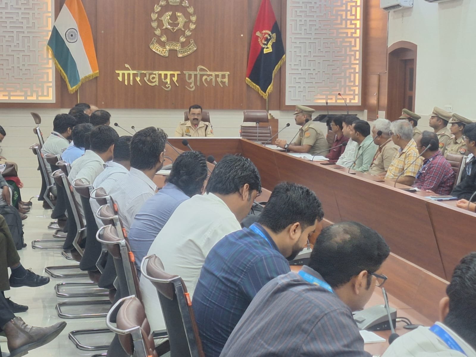 साइबर फ्रॉड रोकने को गोरखपुर पुलिस की बड़ी पहल, 74 बैंक शाखा प्रबंधकों के साथ हुई अहम बैठक