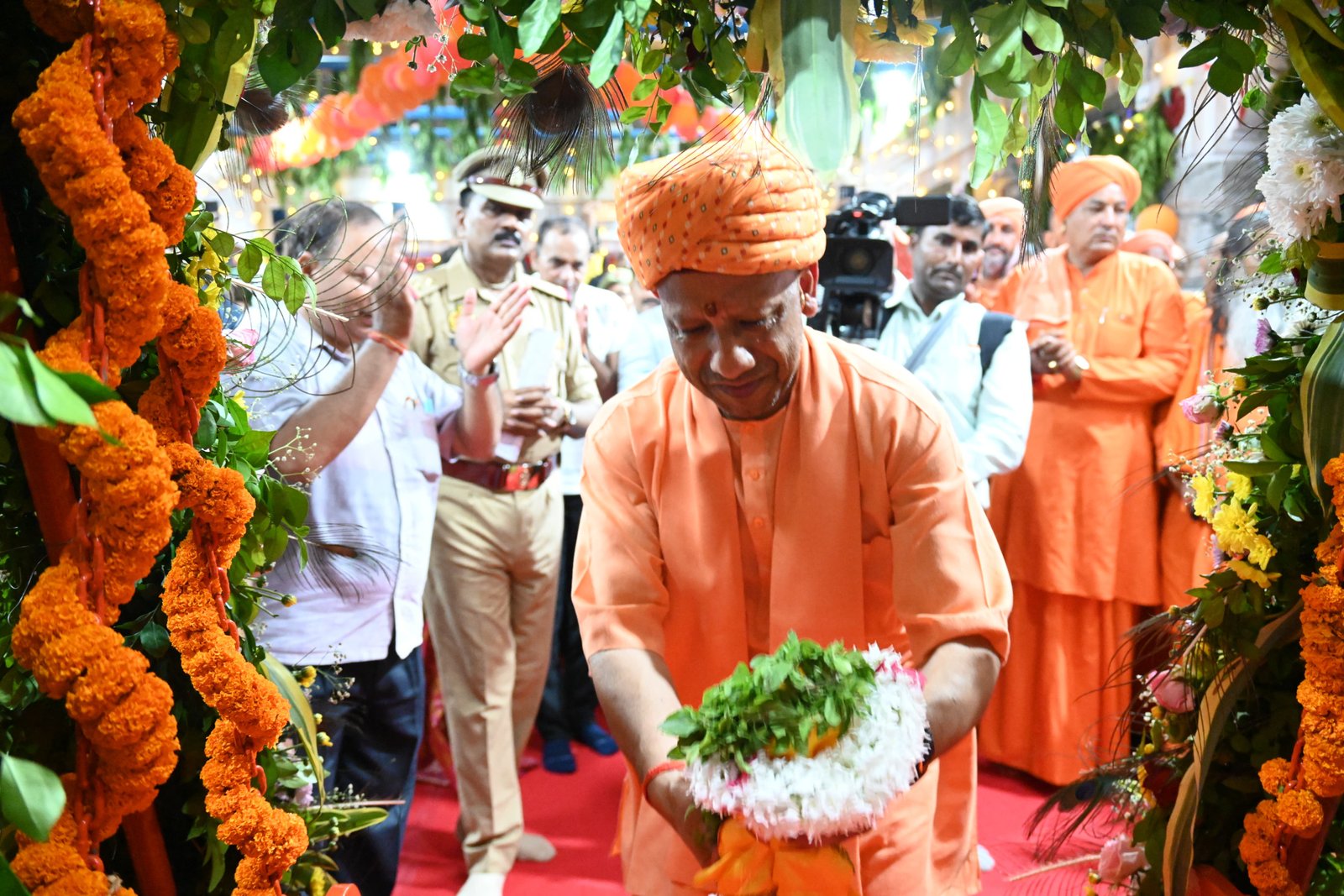 -मुख्यमंत्री ने गोरखनाथ मंदिर के गर्भगृह में विधि विधान से की पूजा-अर्चना, प्राकट्य के बाद प्रभु श्रीकृष्ण के लड्डू गोपाल स्वरूप को पालने में झुलाया
