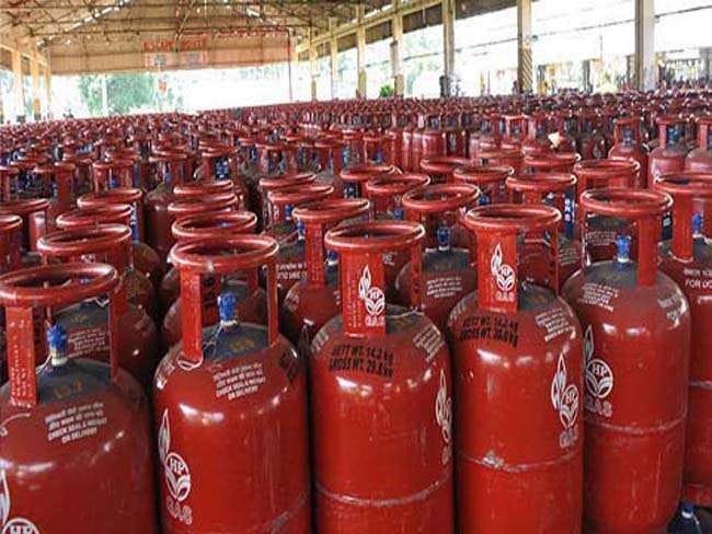 एलपीजी रिफिल की अवधि घटी: गैस की किल्लत के बीच सरकार का बड़ा फैसला, 45 के बजाय अब 25 दिन में मिलेगा सिलिंडर, लोगों में खुशी