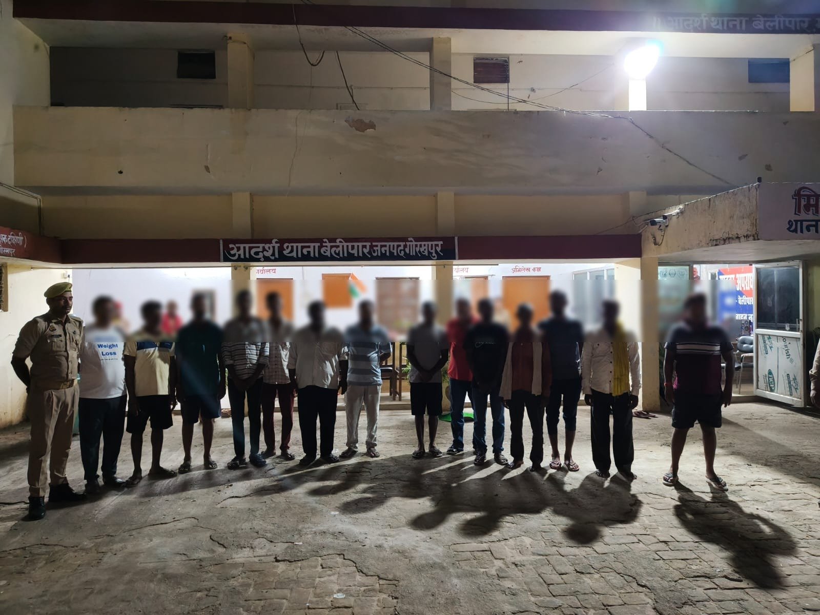 सार्वजनिक स्थल पर शराब पीना पड़ा भारी, बेलीपार पुलिस ने 14 लोगों पर की कार्रवाई