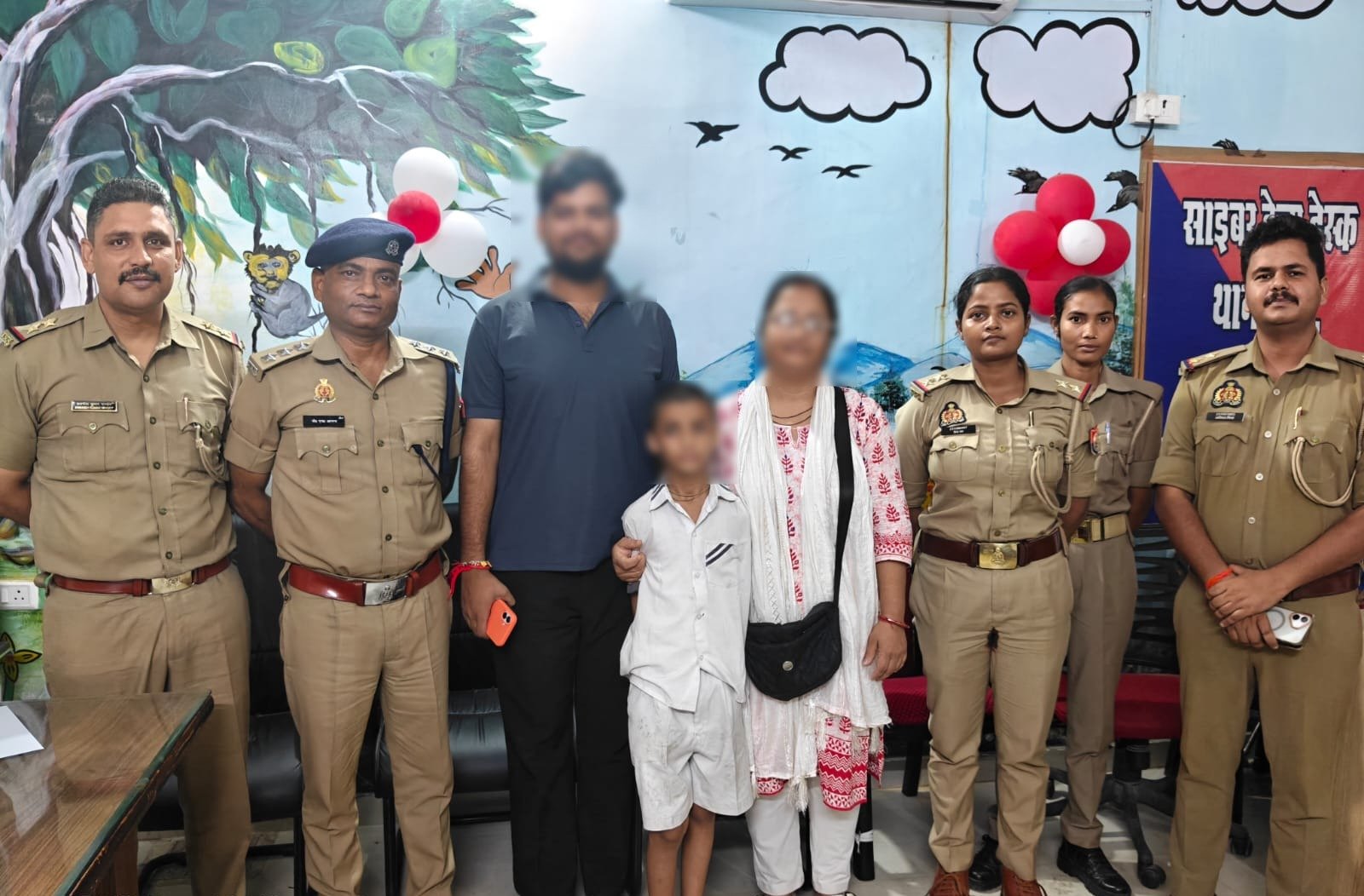 गोरखपुर में लापता कक्षा-4 के छात्र को पुलिस ने ट्रेन से किया सकुशल बरामद, परिजनों को सौंपा