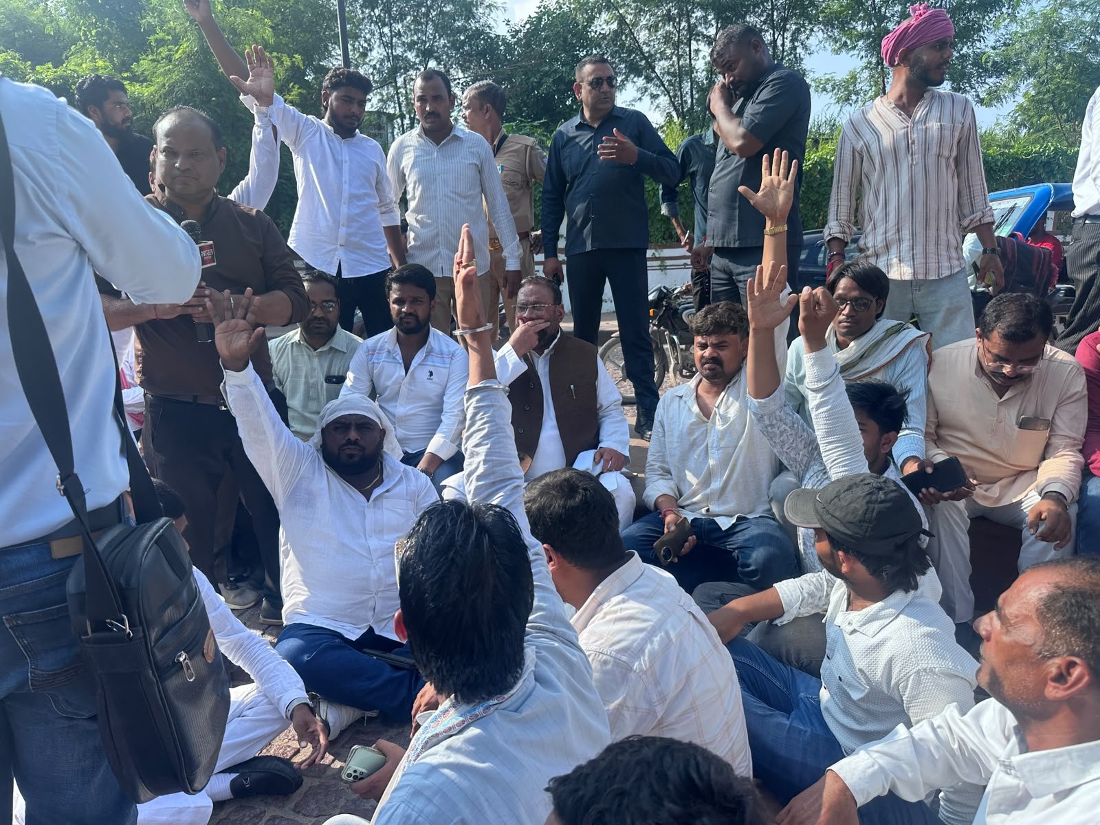 लखनऊ: K.G.M.U. पोस्टमार्टम हाउस के बाहर धरने पर बैठे स्वामी प्रसाद मौर्य, न्याय की मांग