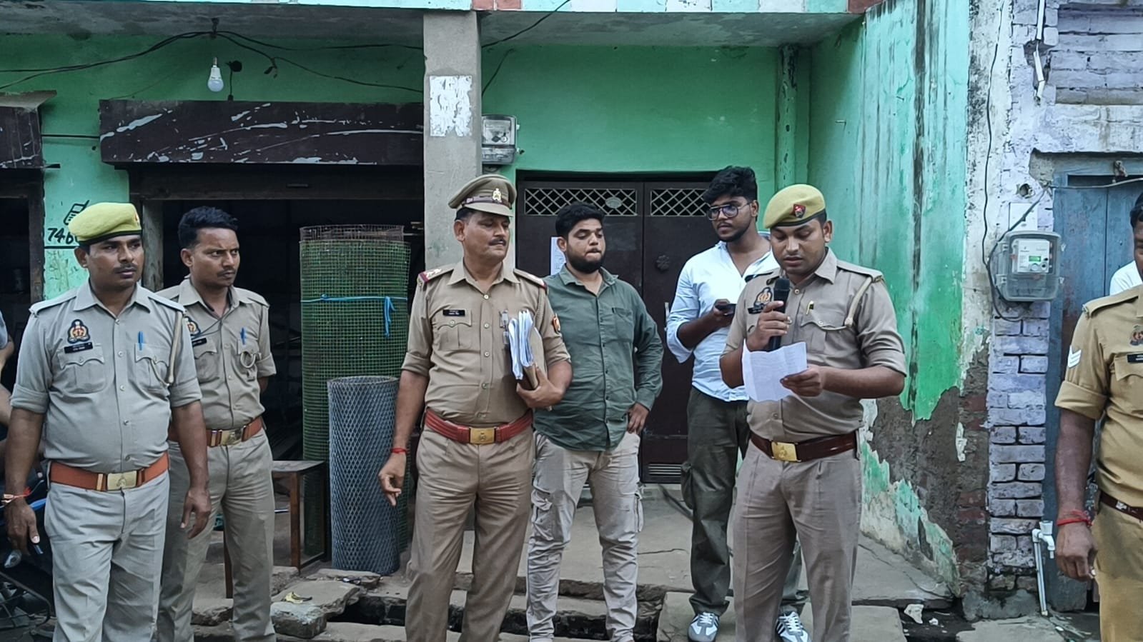 बलात्कार के मामले में वांछित आरोपी के घर पुलिस ने चस्पा किया नोटिस, डुगडुगी बजाकर कराई मुनादी