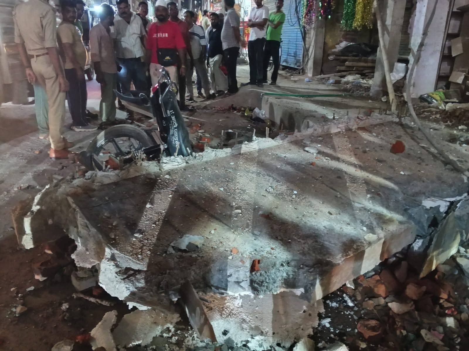 विरासत गलियारा के नखास-रेती मार्ग पर  हादसा, चार मंजिला इमारत का स्लैब गिरा, नीचे दबी मोटरसाइकिल
