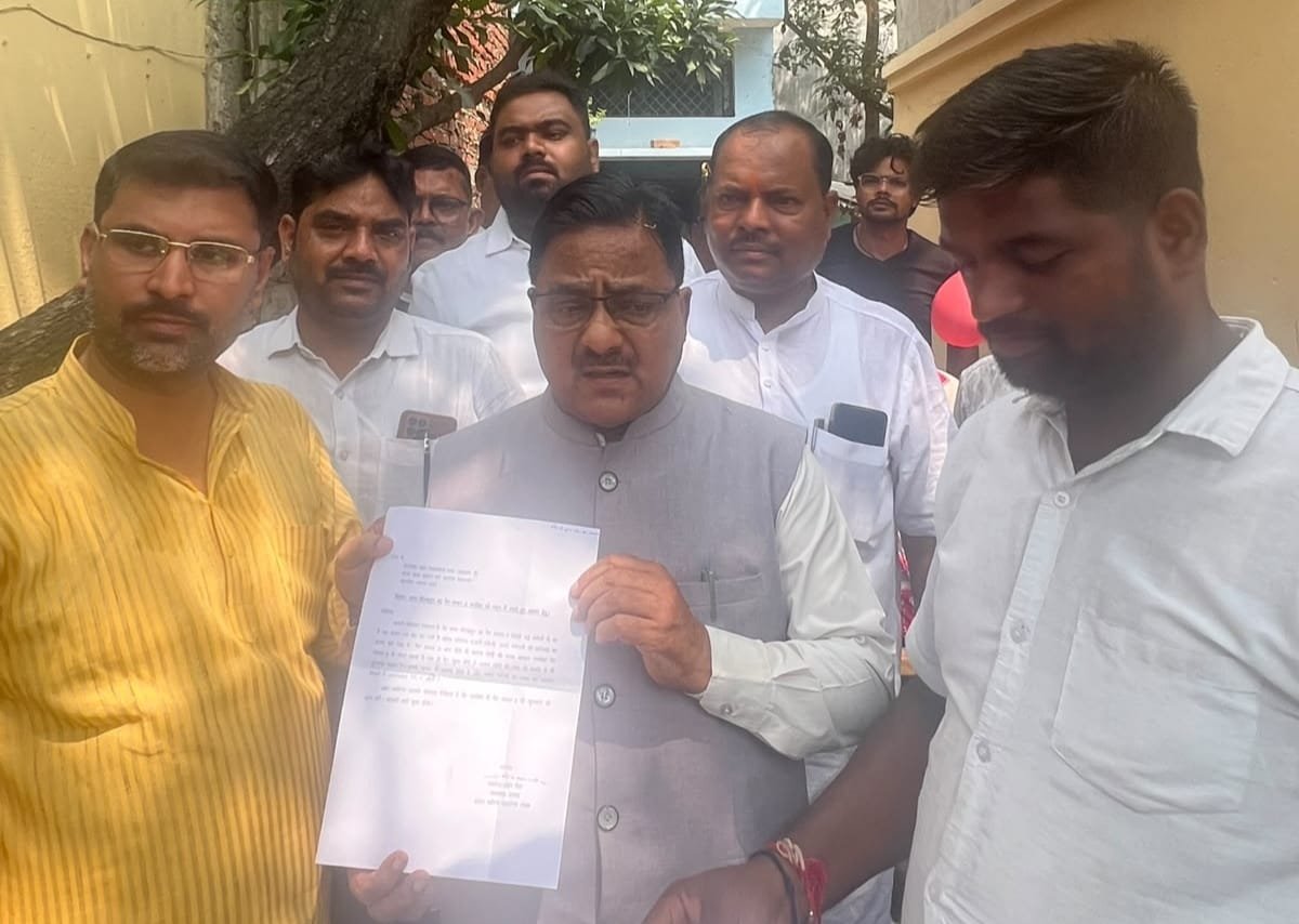 अखिल भारतीय आयुर्विज्ञान संस्थान एम्स के गेट नंबर 3 को जनहित में खोलने की मांग को लेकर राज्य सभा सांसद को सौंपा ज्ञापन