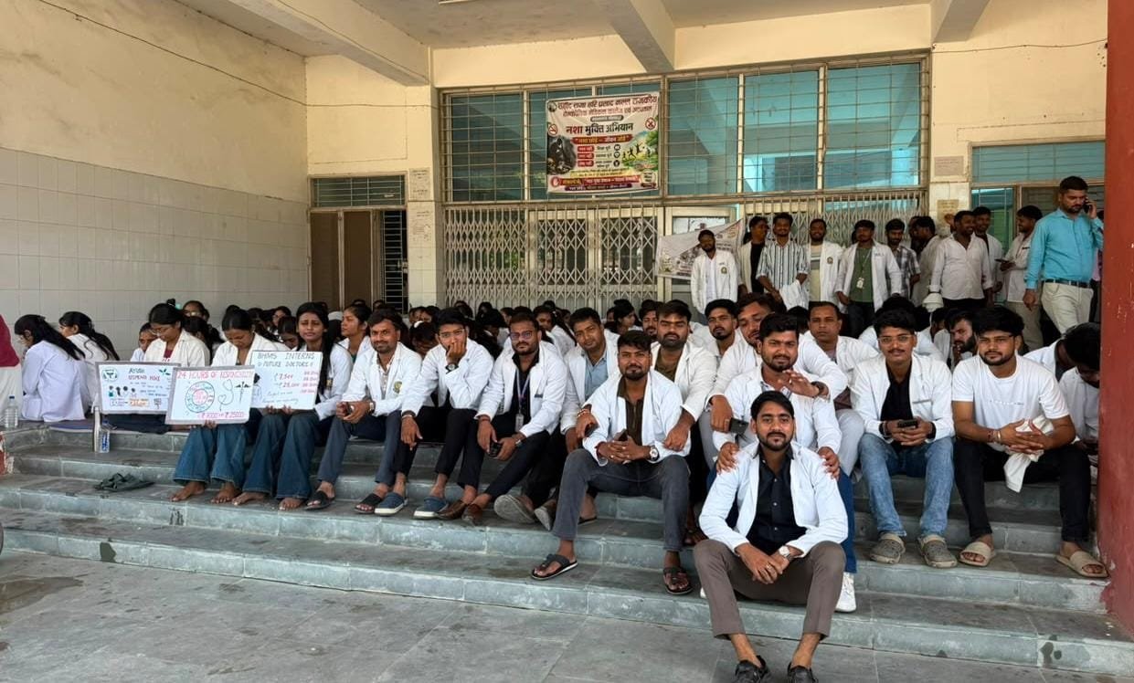 ओपीडी बंद, आपातकालीन व दिव्यांग मरीजों को दी गई चिकित्सा सुविधा; लिखित आश्वासन तक आंदोलन जारी रखने की घोषणा