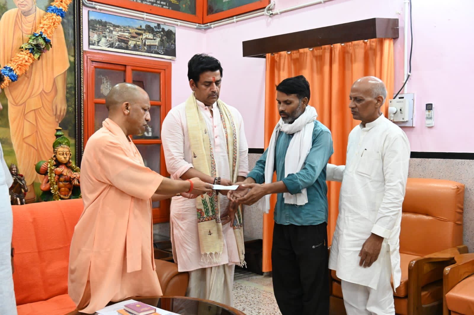 मुख्यमंत्री योगी ने दो पीड़ित परिवारों से मिलकर दी सांत्वना