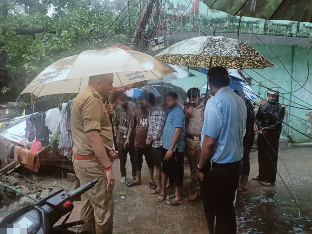 भारी बारिश के बीच गोरखपुर पुलिस अलर्ट, एसएसपी ने लिया सुरक्षा व्यवस्था का जायजा