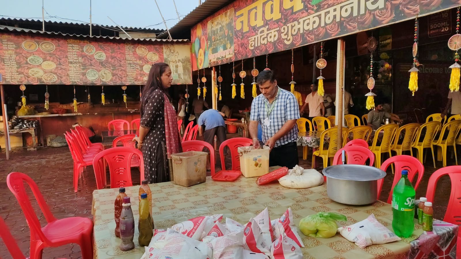 लखनऊ-कानपुर नेशनल हाईवे स्थित इंडियन ढाबे पर खाद्य विभाग की छापेमारी
