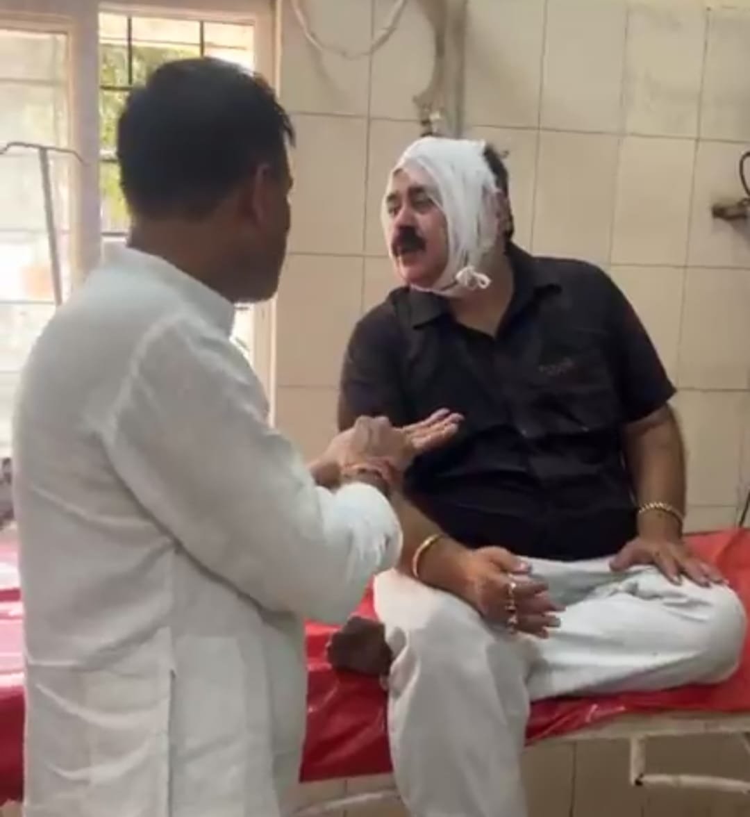 कपड़ा व्यवसायी राम तनेजा और बेटों पर हमला, सिर में आई गंभीर चोटें