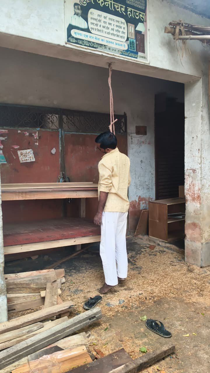 उन्नाव: फर्नीचर की दुकान के बाहर फांसी पर लटकता मिला युवक का शव, परिजनों में मचा कोहराम