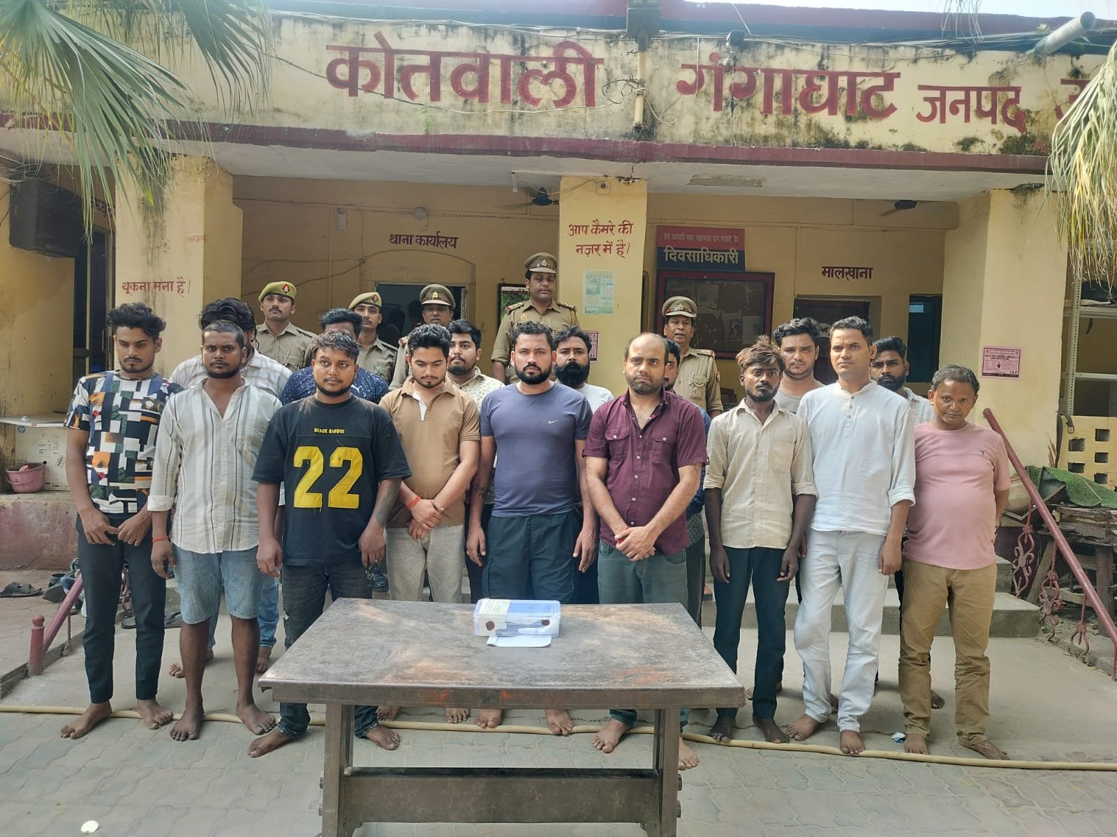 उन्नाव: जुए के अड्डे पर पुलिस की छापेमारी, 16 जुआरी गिरफ्तार; 1.29 लाख रुपये से अधिक नकदी बरामद
