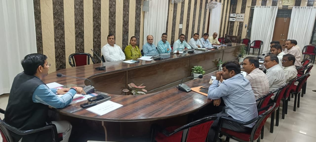 कलेक्ट्रेट सभागार में बैठक कर जनसुविधाओं को बेहतर बनाने के निर्देश