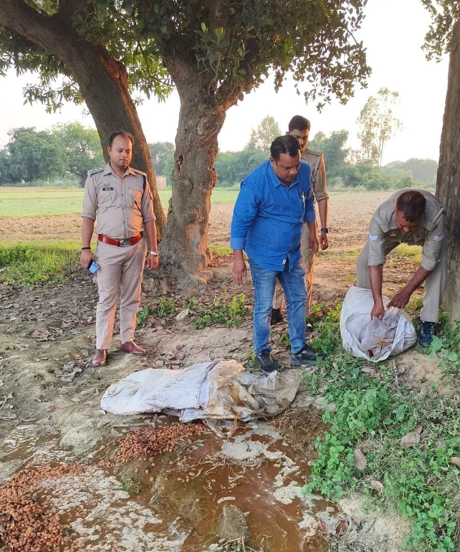 उन्नाव: पुरवा क्षेत्र में आबकारी विभाग की छापेमारी, 22 लीटर अवैध कच्ची शराब बरामद